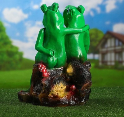 Садовая фигура Лягушки на бревне